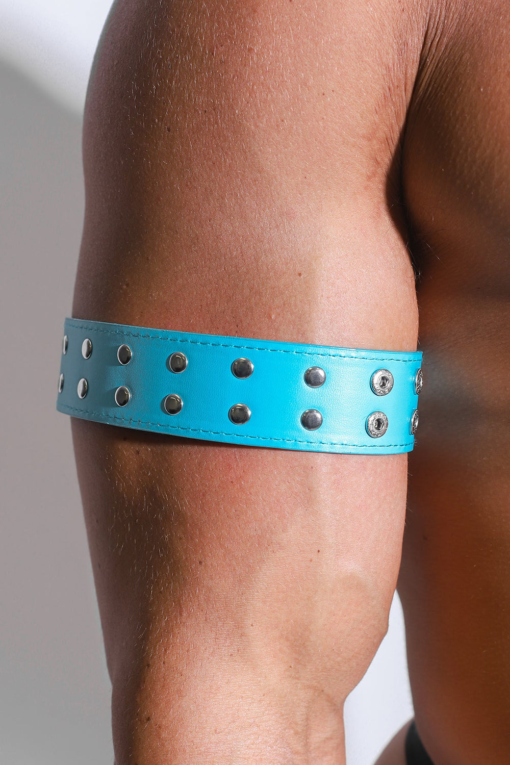 Pulseras de cuero vegano con tachuelas - Azul claro