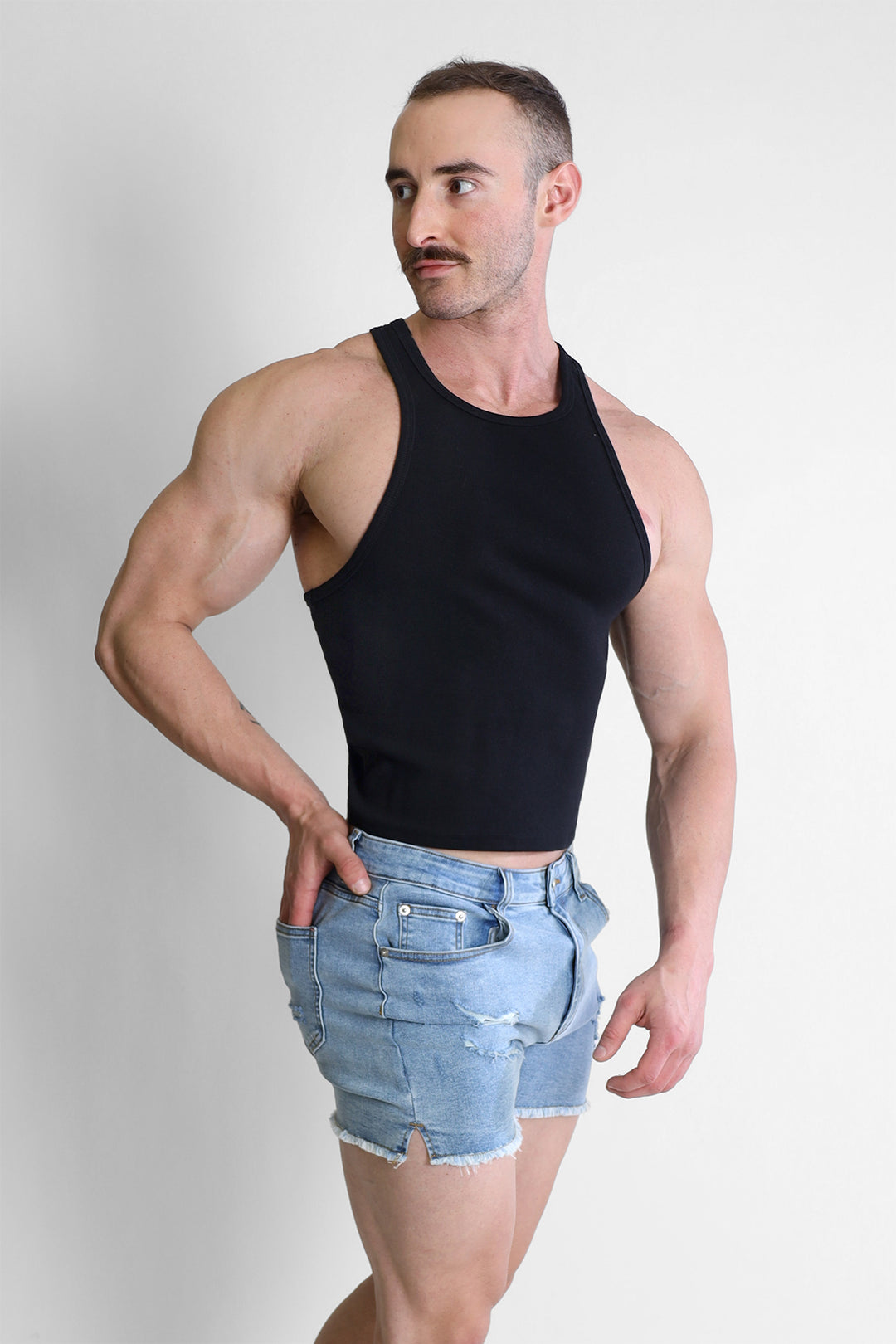 Camiseta sin mangas con escote en V y cuello redondo - Negra